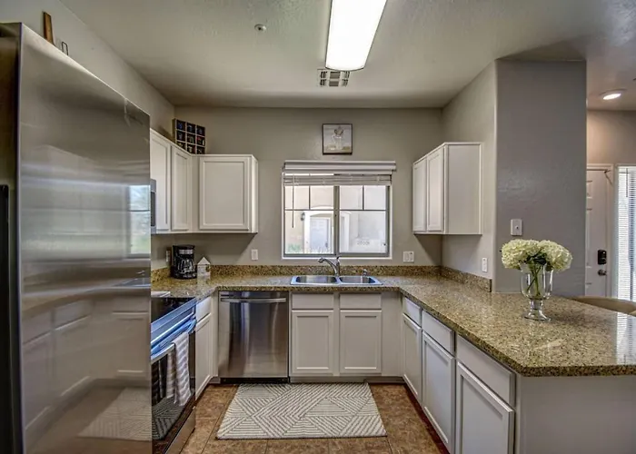 Modern 2br With Pool And Parking In Apartment Scottsdale