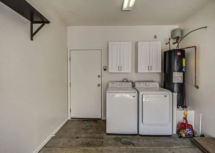 Modern 2br With Pool And Parking In *