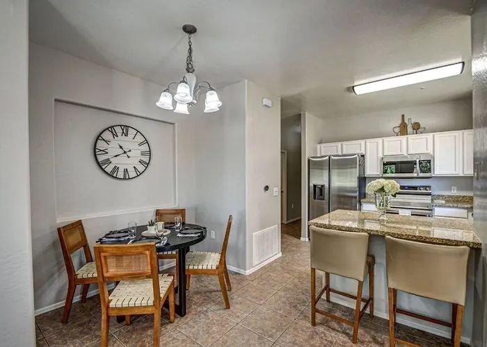 Modern 2br With Pool And Parking In