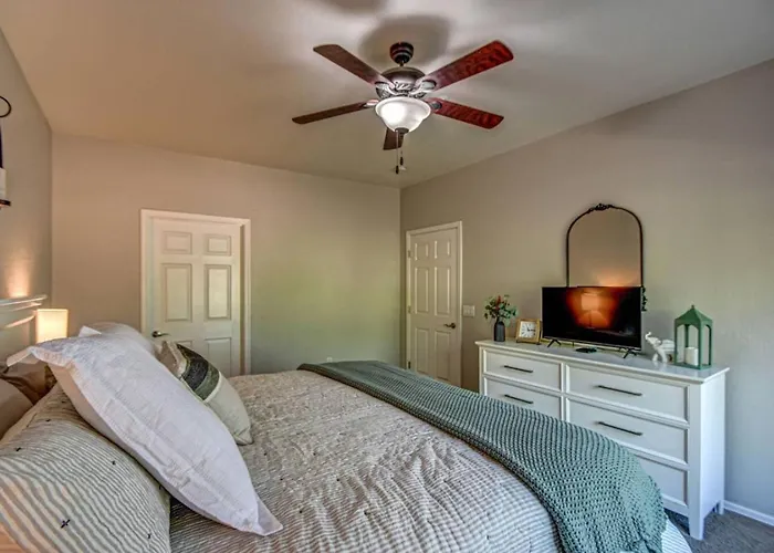 Apartment Modern 2br With Pool And Parking In Scottsdale