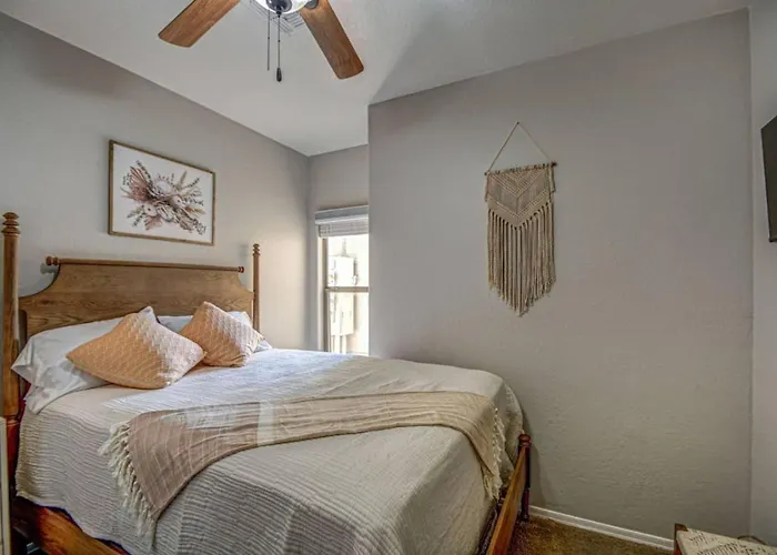 Apartment Modern 2br With Pool And Parking In