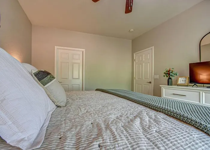 Apartment Modern 2br With Pool And Parking In