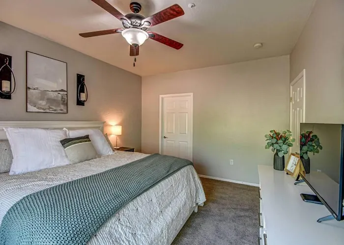 Modern 2br With Pool And Parking In Apartment *